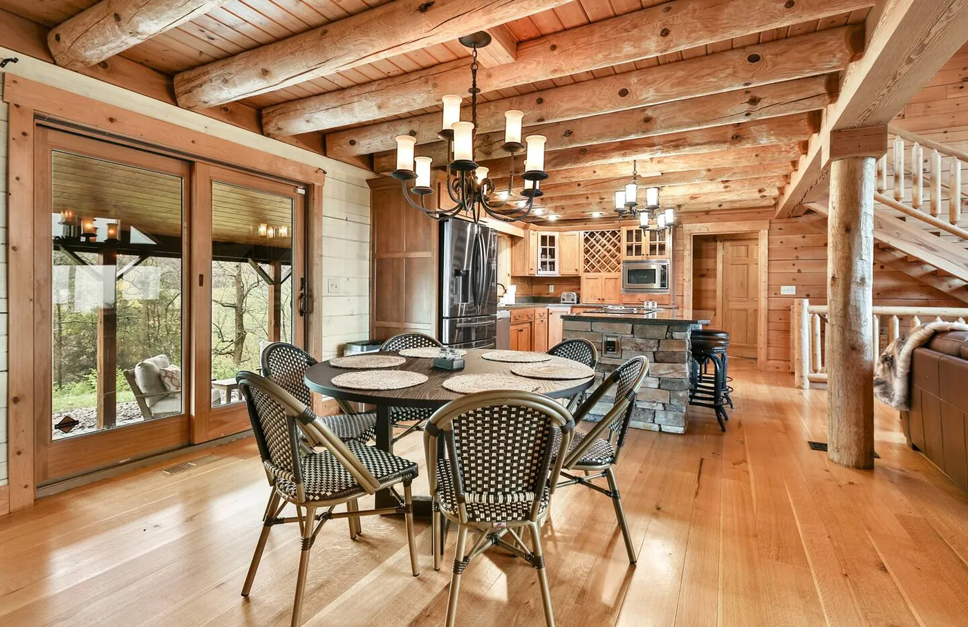 Knobview Lodge dining nook