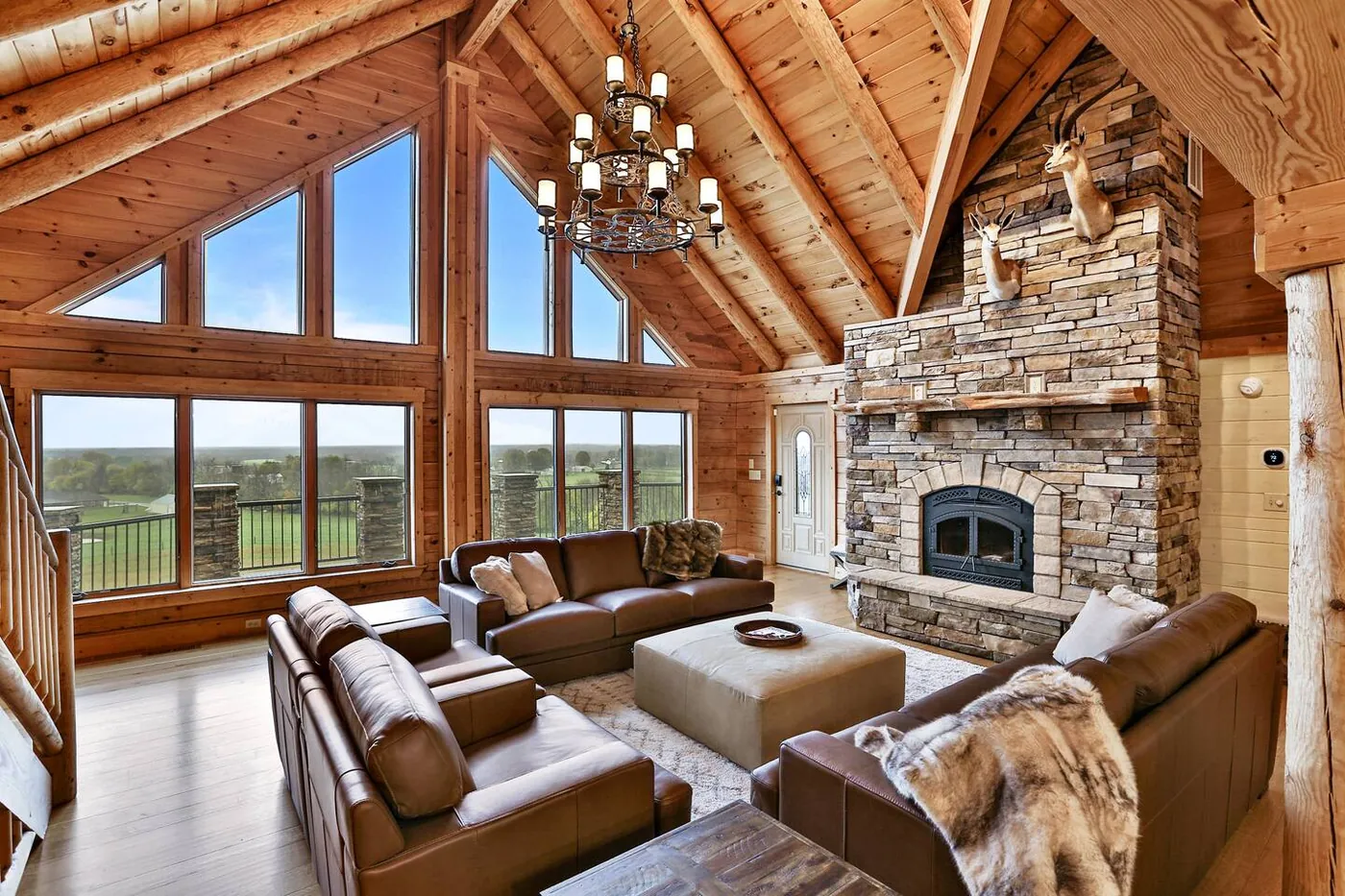 Knobview Lodge great room vaulted